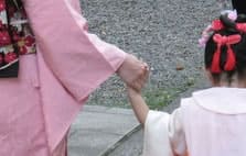 七五三の女児と母親
